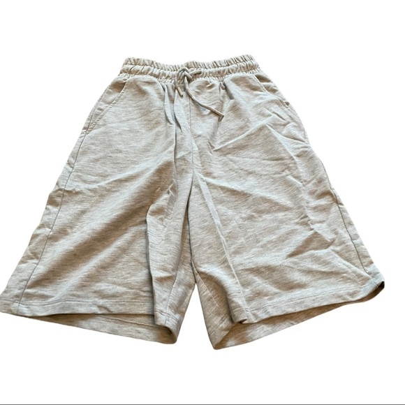 Asos DESIGN longer length sweat shorts in gray - Picture 4 of 9